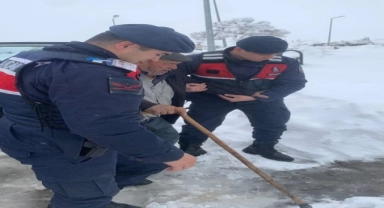 Karabük'te kar nedeniyle hastaneye gidemeyen kişilerin yardımına ekipler koştu