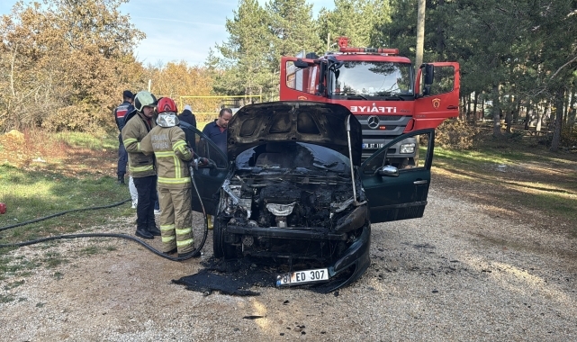 Karabük'te park halindeki otomobil yandı
