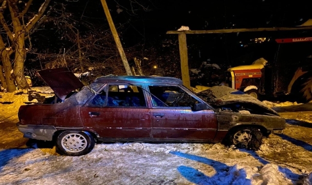 Karabük'te park halindeki otomobil yandı