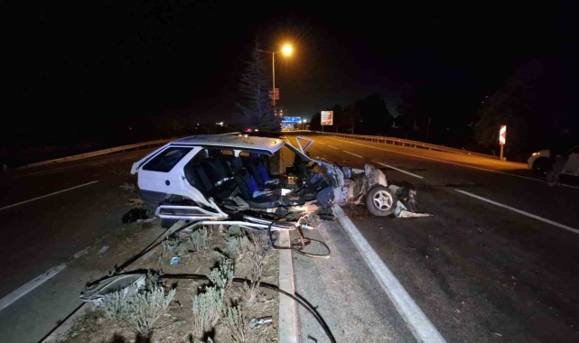 Karaman'da otobüsü sollamak isteyen otomobil refüjdeki ağaçlara çarptı: 2'si çocuk 4 yaralı