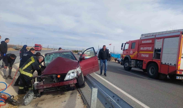 Karaman'da otomobil römork ve bariyerlere çarptı: 4 yaralı