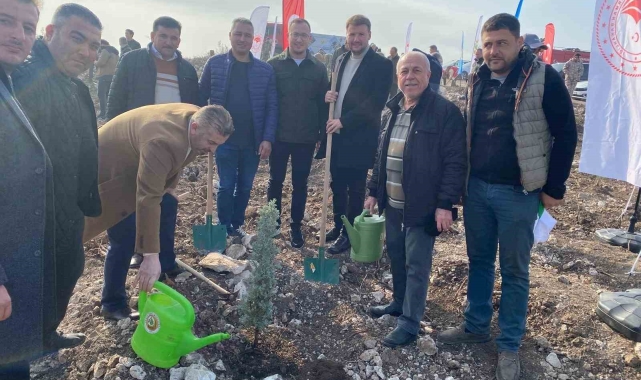 Karesi AK Parti İlçe kongre sonrası fidanlar toprakla buluştu