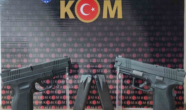 Kargo gönderisinde ruhsatsız tabancalar ele geçirildi