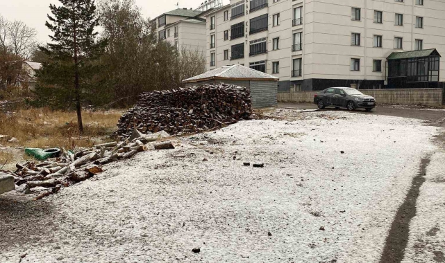 Karlıova'ya mevsimin ilk karı düştü