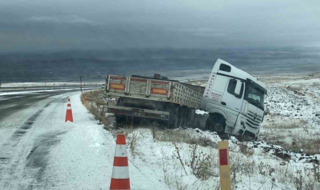 Kars'ta buzlanan yolda kayan tır şarampole düştü