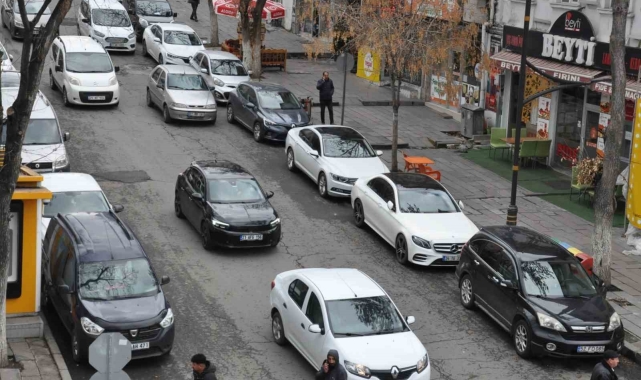 Kars'ta trafiğe kayıtlı araç sayısı 50 bine ulaştı: Park sorunu büyüyor