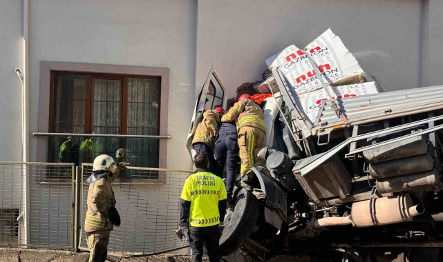 Kartal'da kontrolden çıkan tır eve girdi: 1 yaralı