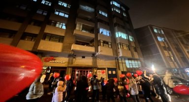 Kastamonu'da bir okulun öğrencileri, öğretmenlerinin gününü pankart ve meşalelerle kutladı