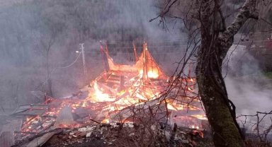 Kastamonu'da alevlere teslim olan ev kullanılmaz hale geldi