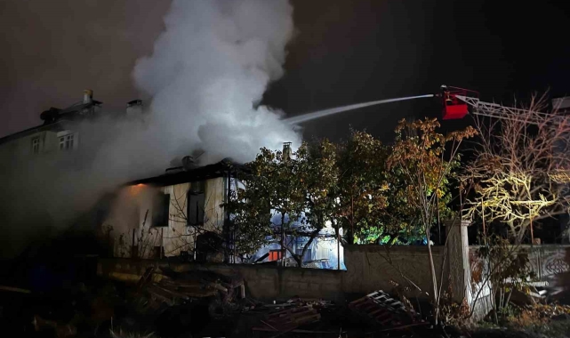 Kastamonu'da çıkan yangında ahşap ev kullanılamaz hale geldi