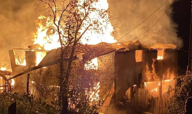 Kastamonu'da iki katlı ahşap ev, çıkan yangında küle döndü
