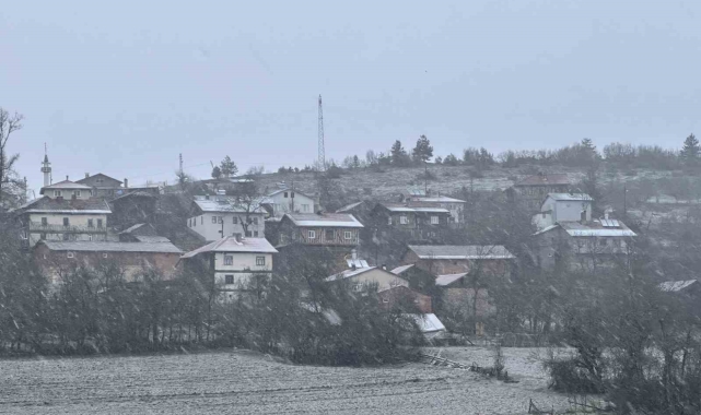 Kastamonu'da kar yağışı başladı, yollar beyaza büründü