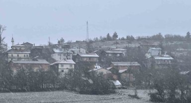 Kastamonu'da kar yağışı başladı, yollar beyaza büründü