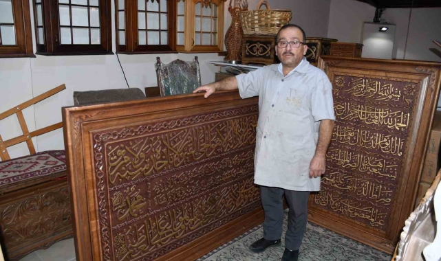 Kaybolan meslekler arasında yer alan ahşap oymacılığı sanatını kendi imkanları ile yaşatmaya çalışıyor
