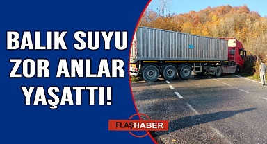 Kaygan yolda dönüş yapamayan kamyon trafiği aksattı