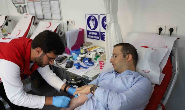 Kaymakam ve cumhuriyet savcısından kan bağışına destek