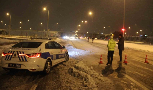 Kayseri-Malatya karayolu 8 saattir ulaşıma kapalı