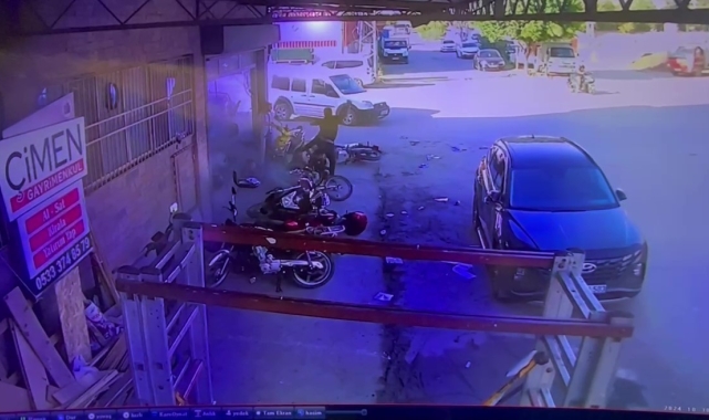 Kaza yapan genç aklına bile gelmedi: Hasar alan motoruna koşan vatandaşın o anları kamerada