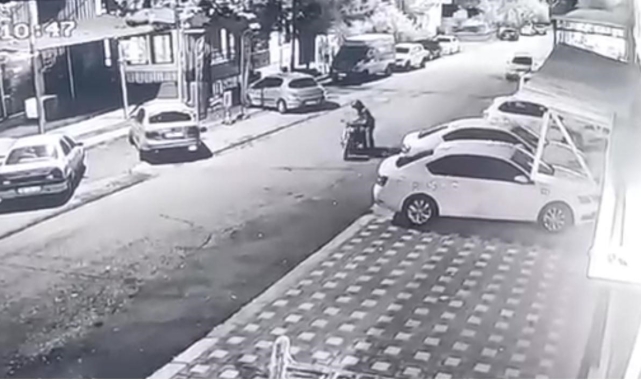 Kaza yapan motosikletli, kaskı sayesinde ağır bir yara almadan kurtuldu