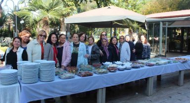 Kendileri üretip satarak öğrenci okutuyorlar