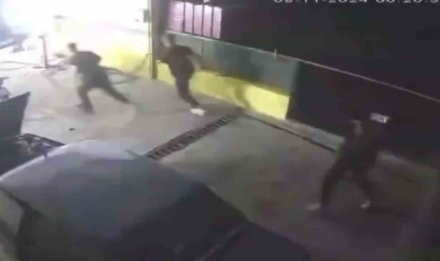 Kendilerini uyaran polislere saldırdılar