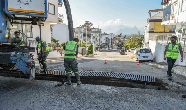 Kepez'de mazgallar vakumlu ekskavatörle temizleniyor