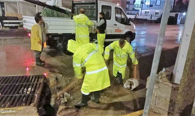 Kepez'den su taşkınına karşı gece mesaisi