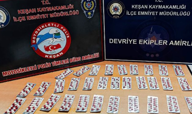 Keşan'da polisin durdurduğu şüphelinin üzerinden 443 sentetik ecza ele geçirildi