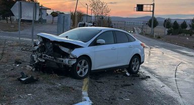 Kırıkkale'de iki otomobil kafa kafaya çarpıştı: 2 yaralı