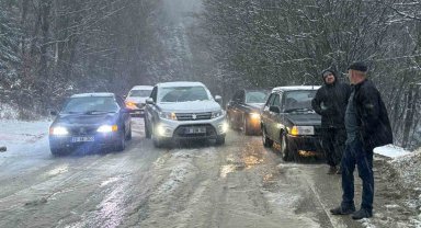 Kış lastiği takmayan sürücüler yolda kaldı