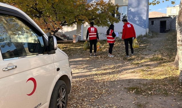 Kızılay'dan ihtiyaç sahibi ailelere kıyafet ve gıda desteği