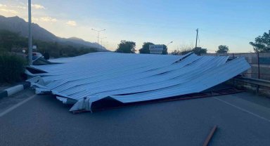 KKTC'de fırtınada ağaçlar devrildi, çatılar uçtu