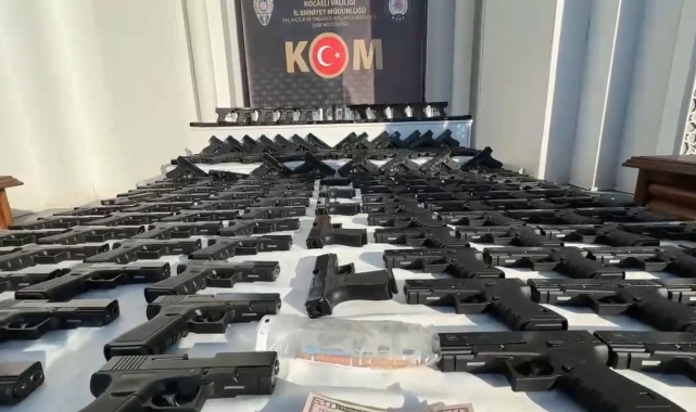 Kocaeli'de iki otomobilde ve tankerde 248 ruhsatsız tabanca ele geçirildi