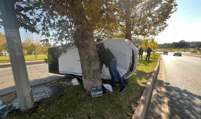 Kontrolden çıkan kamyonet refüje çıkıp devrildi: 2'si ağır 5 yaralı