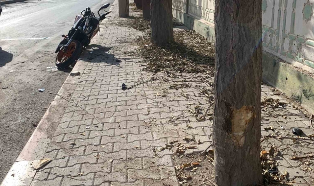 Kontrolden çıkan motosiklet ağaçlara çarparak savruldu: 2 yaralı