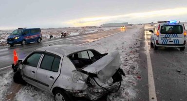 Kontrolden çıkan otomobil otobüse çarptı: 1 yaralı