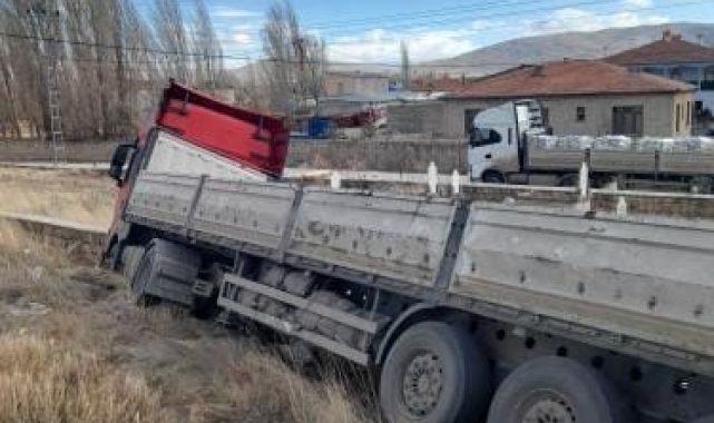 Kontrolden çıkan tır mezarlığa girdi