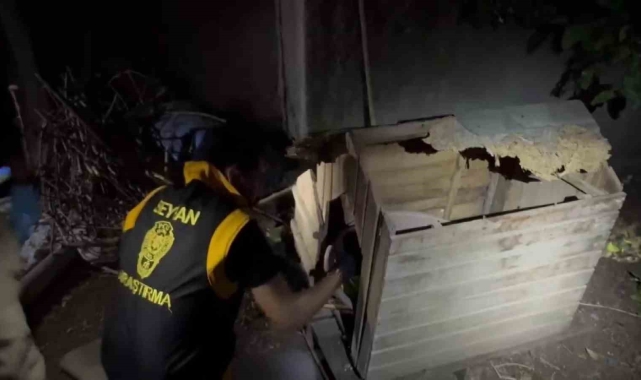 Köpek kulübesinde el bombası, yatakta silah çıktı