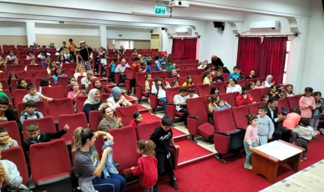 Köyceğiz'de çocuklar tiyatro oyunuyla eğlendi