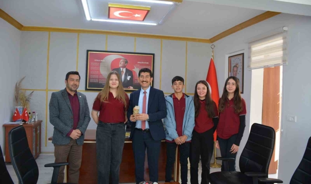 Köyceğizli öğrenciler ürettikleri çiçeklerden hediye ettiler