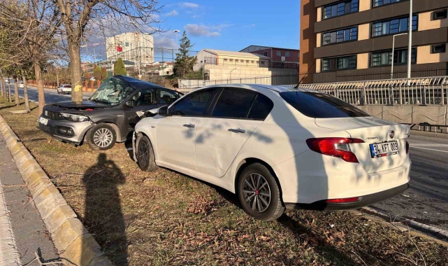 Küçükçekmece'de iki araç çarıptı: 1 yaralı