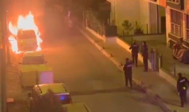 Küçükçekmece'de park halindeki kamyonet alev alev yandı: O anlar kamerada