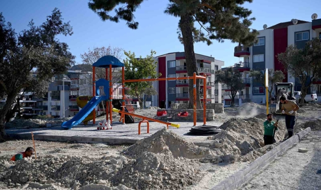 Kuşadası Belediyesi Değirmendere'de park yenileme çalışmasına başladı