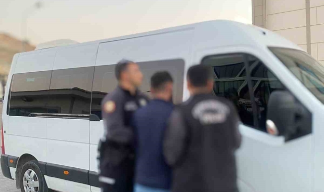 Kuşadası'nda çeşitli suçlardan aranan şüpheli yakalandı