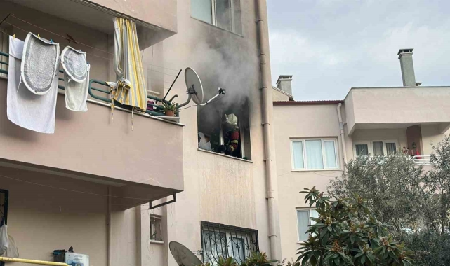 Kuşadası'nda elektrikli battaniye evi yaktı