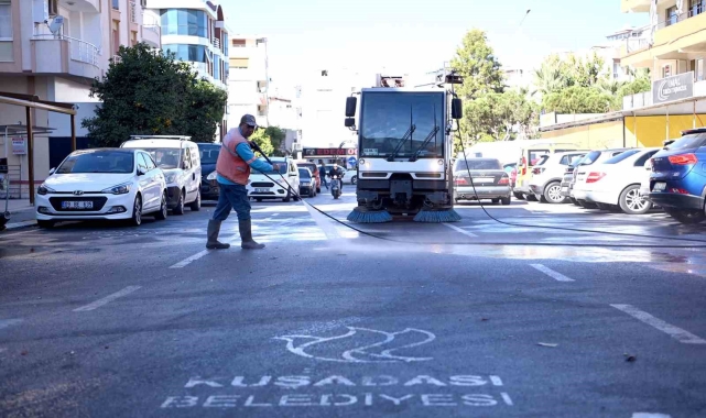 Kuşadası'nda kesintisiz temizlik mesaisi