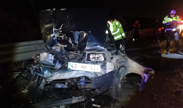 Kütahya'da otomobil ile iş makinası çarpıştı: 1 ölü, 4 yaralı