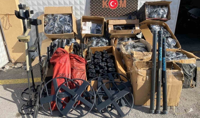 Kütahya'da tarihi bakır sikke ve kazı malzemeleri ele geçirildi