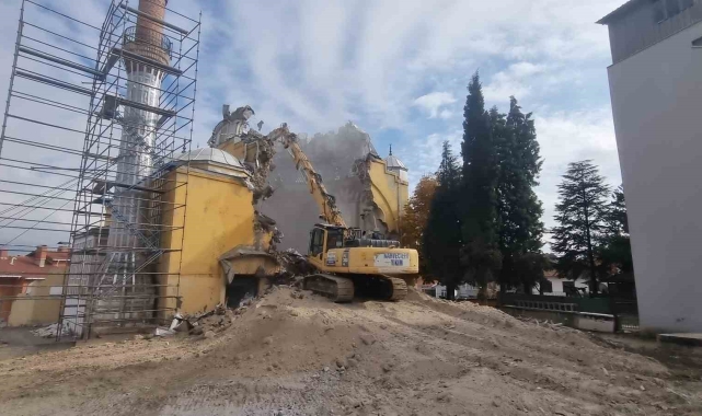 Kütahya'daki tarihi Sultan Alaaddin Camii'nin yıkımına başlandı, minare özel koruma altına alındı