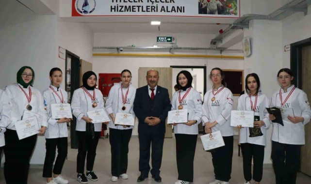 Kütahyalı öğrenciler, Antalya Gastro Festivali'nden rekorlarla döndü